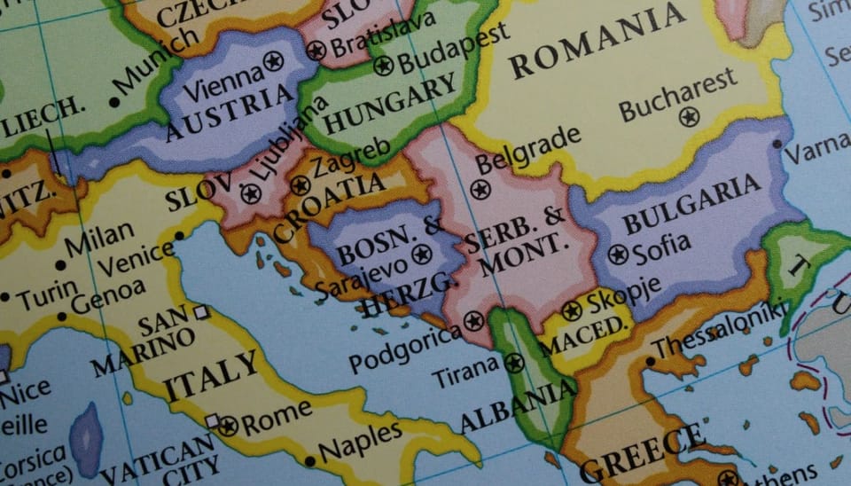 foto van de kaart van oost-europa met de focus op de Balkan