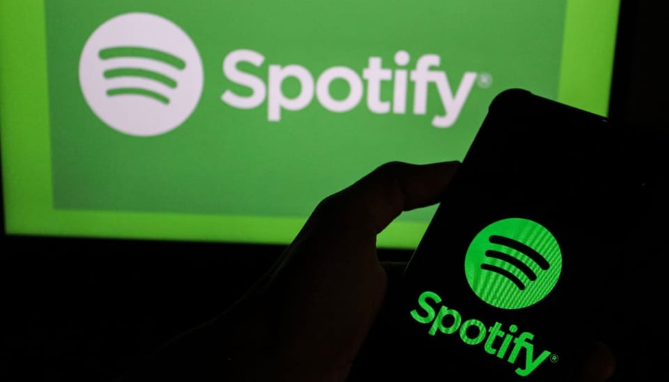 Twee keer het spotify logo met elk een ander contrast, waarvan een op een beeldscherm en een andere op een mobiele telefoon
