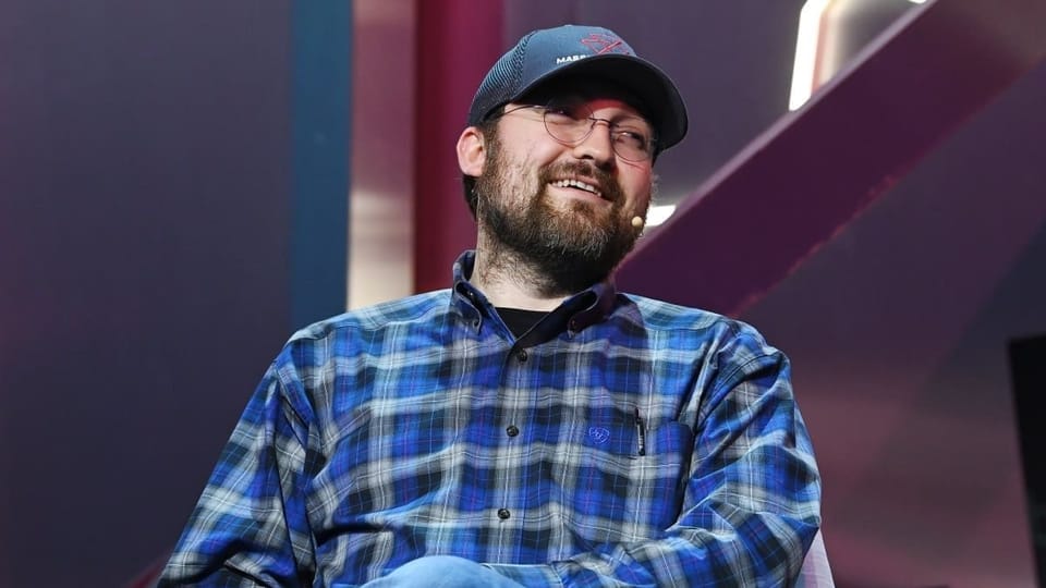 Cardano-oprichter Charles Hoskinson lacht op foto tijdens Web Summit
