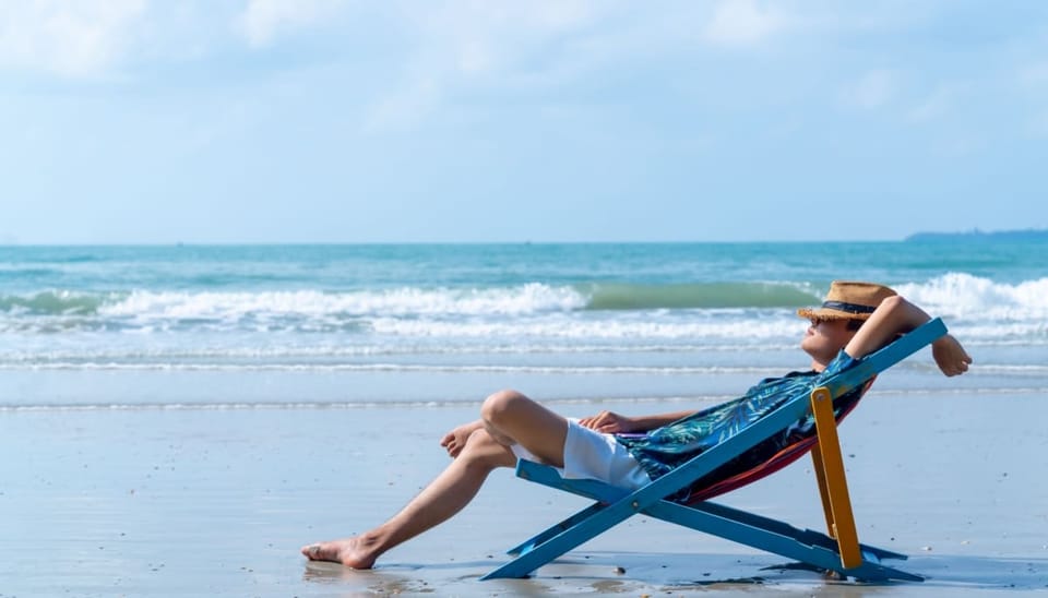 Man op strandstoel