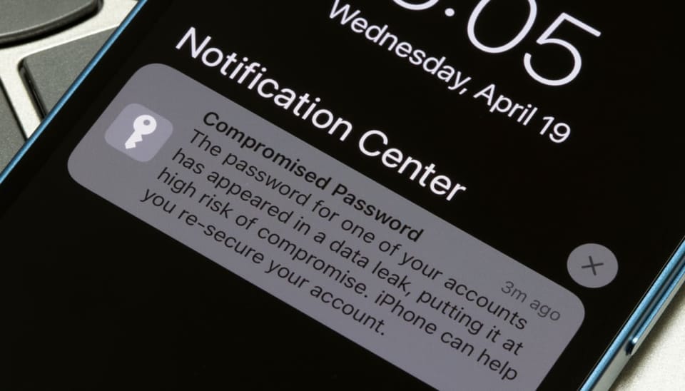 Een afbeelding van een Apple_iPhone melding dat een wachtwoord gevonden is in een datalek en aangepast moet worden