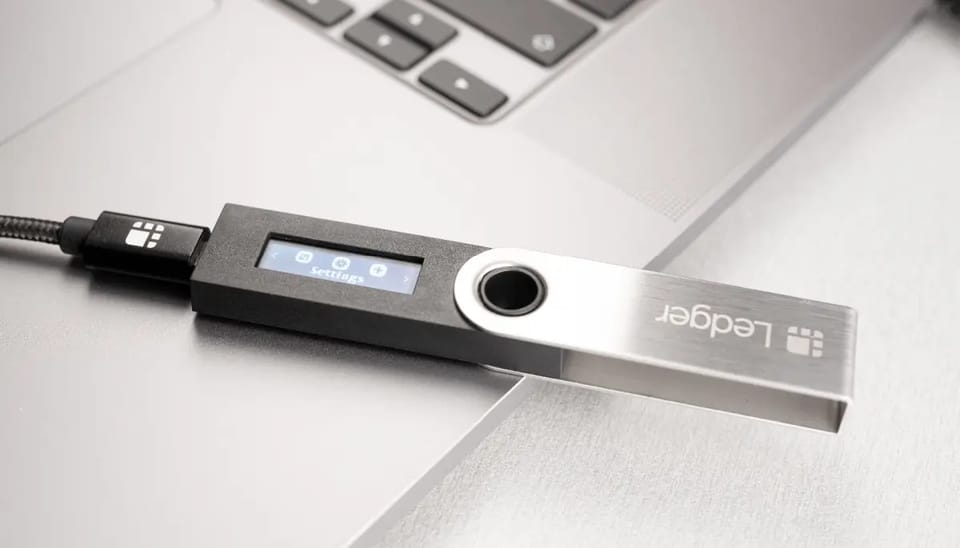Een afbeelding van een Ledger Nano S, een bekende hardwarde wallet om crypto mee op te slaan