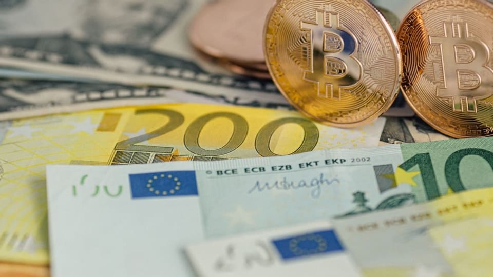 Een afbeelding van fysieke bitcoin cryptomunten op euro bankbiljetten