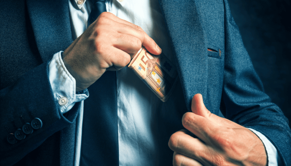 Man stopt 50 eurobiljet in zak