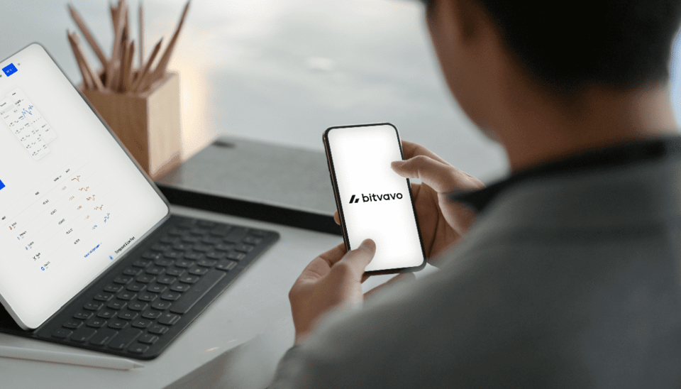 Bitvavo handelaar op telefoon en laptop