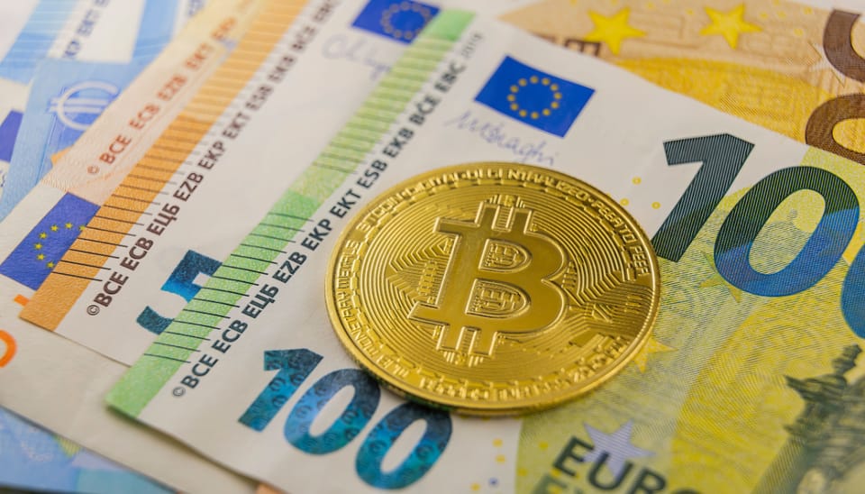 Foto van bitcoin munt en euro biljet