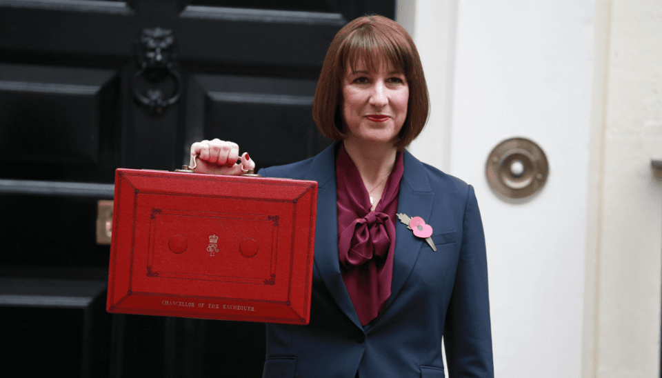 Rachel Reeves minister van Financiën met de iconische rode begrotingskoffer