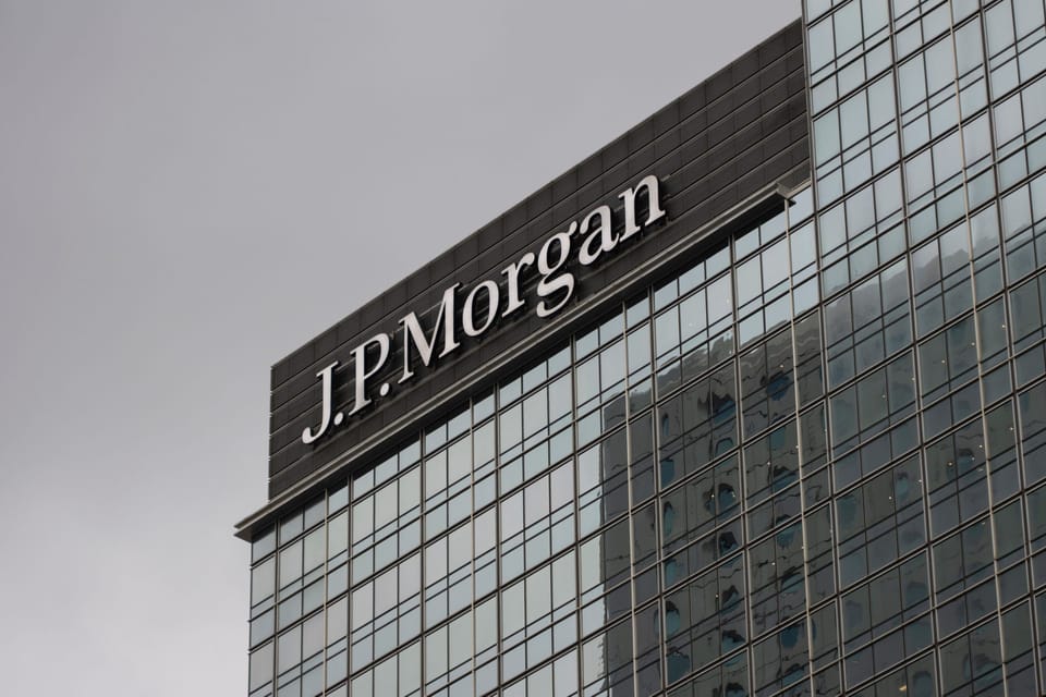 Une femme de 32 ans escroque JPMorgan de 161 millions d’euros