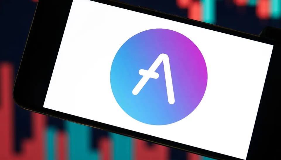 Een afbeelding van de cryptomunt Aave (AAVE), met een grafiek van een koers op de achtergrond