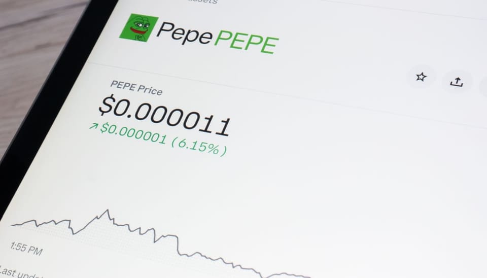 Een afbeelding van de cryptomunt pepe (PEPE) met daarbij een grafiek van een koers met een stijging, groen