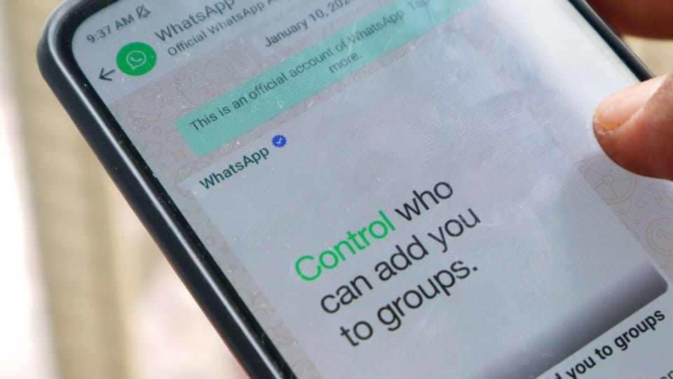 Een afbeelding van de whatsapp app met een bericht van Facebook zelf over controle