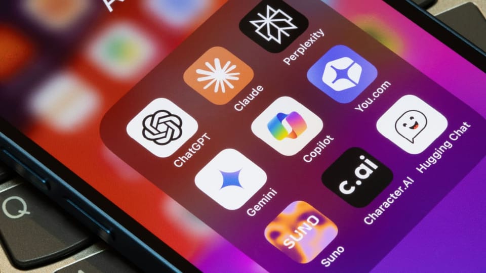 Een aantal AI apps op het scherm van een mobiele telefoon, waaronder ChatGPT, Claude en Gemini