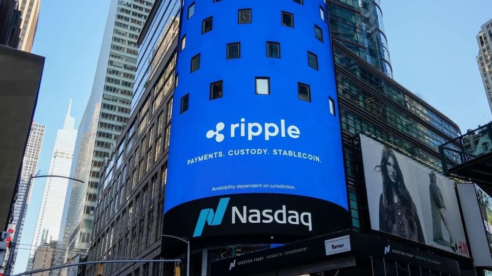 Een afbeelding van Ripple op de Nasdaq, een enorme handelsbeurs. Ripple is het bedrijf achter cryptos zoals XRP en RLUSD