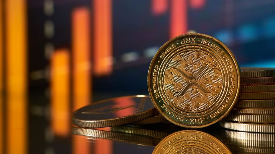 Een afbeelding van een XRP munt, een project van Ripple met op de achtergrond een rode, dalende koers