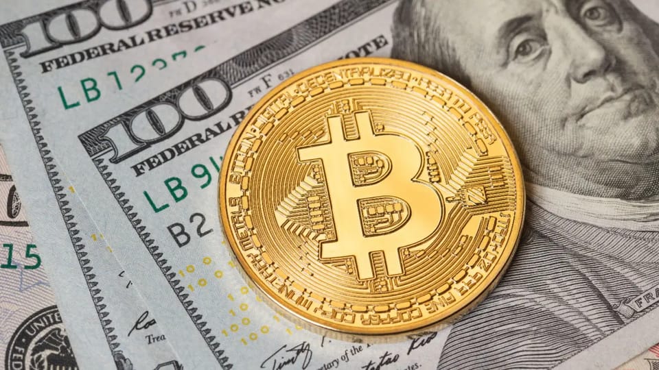 Een afbeelding van een bitcoin (BTC) munt op Amerikaans briefgeld