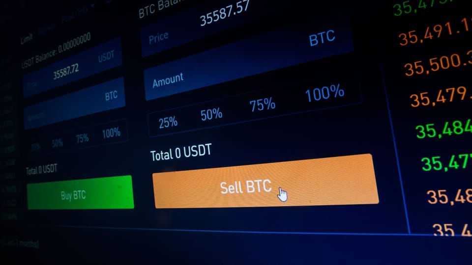 Een afbeelding van een bitcoin handelspagina op een cryptobeurs, met een prijs en een knop om BTC te verkopen