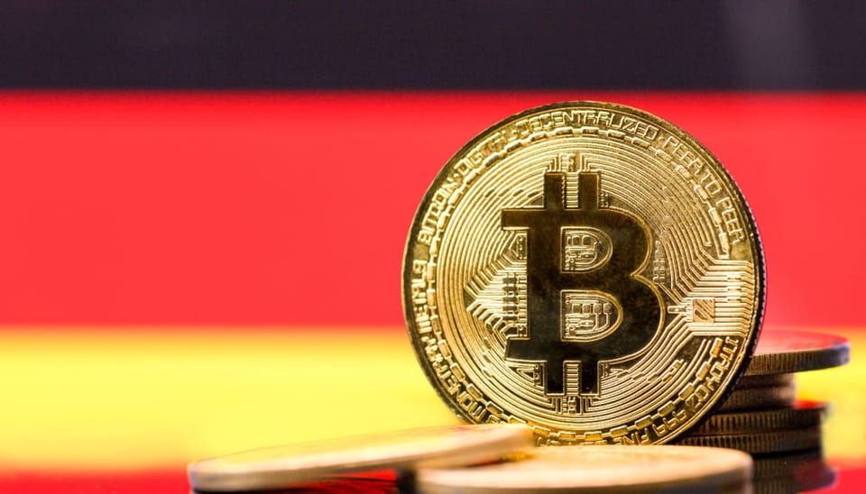 Een afbeelding van een bitcoin munt met op de achtergrond een Duitse vlag