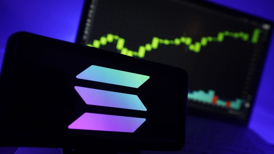 Een afbeelding van het Solana (SOL) logo met op de achtergrond een stijgende crypto koers te zien als grafiek op een beeldscherm