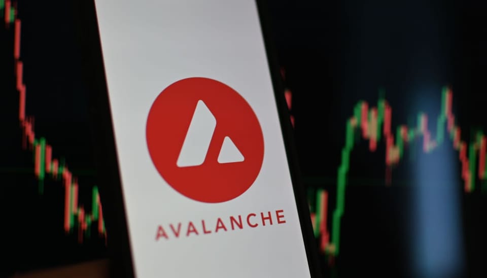 Een afbeelding van het logo van cryptomunt Avalanche (AVAX) met op de achtergrond een koersgrafiek