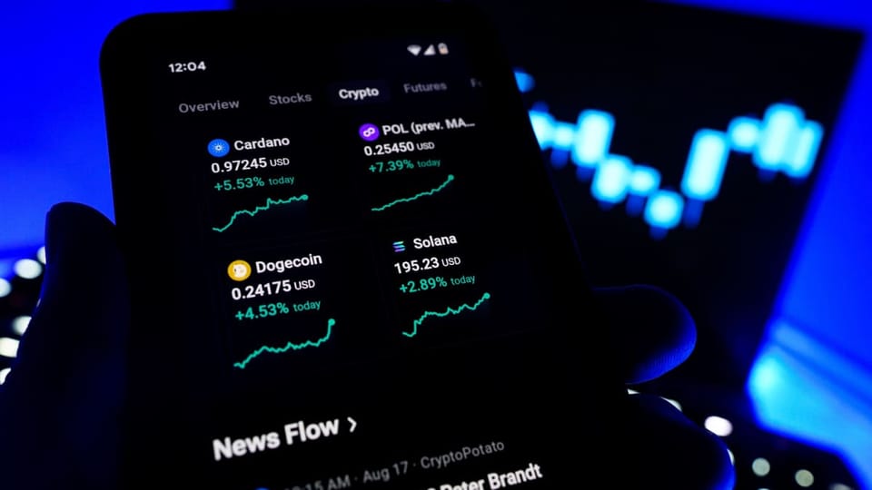 Een afbeelding van verschillende pagina's van cryptomunten, waaronder cardano (ADA), Polygon (POL), Dogecoin (DOGE) en Solana (SOL)