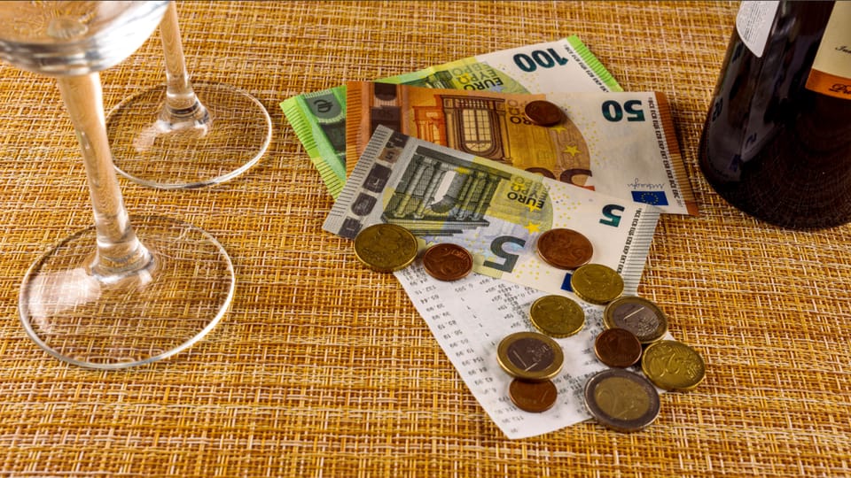 Wijn en euros op tafel