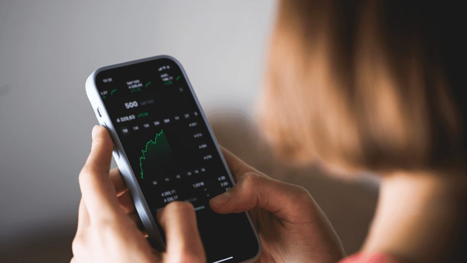Telefoon crypto grafiek