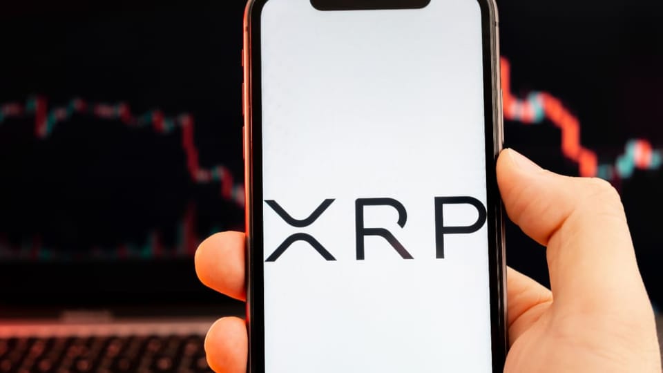 Een afbeelding van de cryptomunt XRP, met op de achtergrond een dalende koers