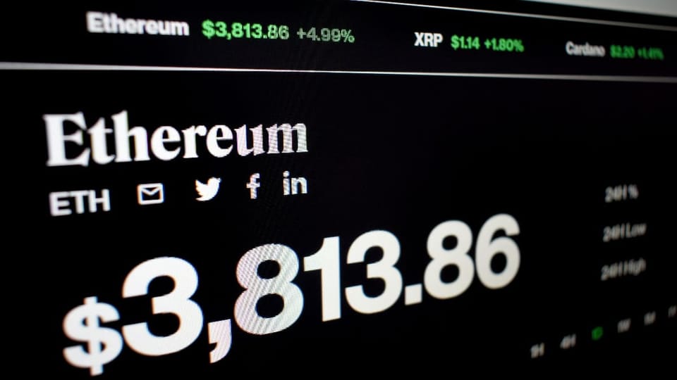Een afbeelding van de cryptomunt ethereum, met een waarde van 3800 dollar en stijgende groene cijfers
