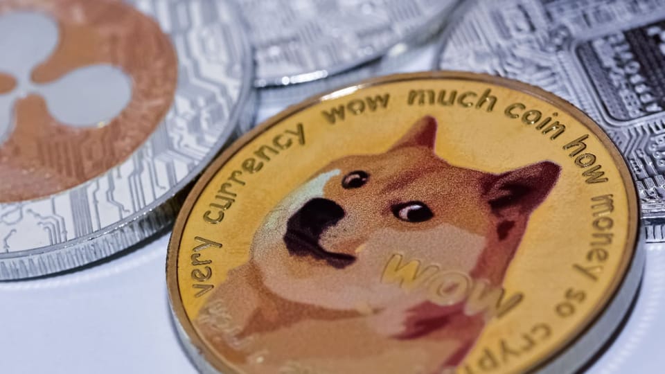 Een afbeelding van een Ripple (XRP) munt en een dogecoin (DOGE) munt