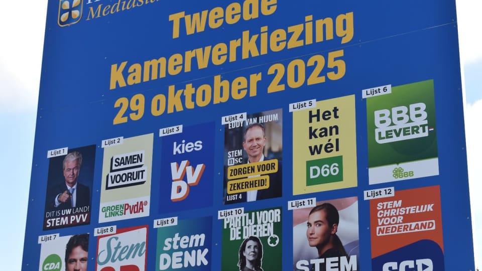 Een afbeelding van een bord met alle posters van verschillende Nederlandse politieke partijen voor de tweede kamerverkiezing van 29 oktober 2025