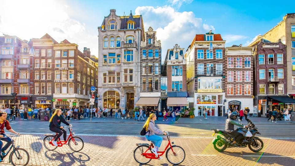 Een afbeelding van fietsende Nederlanders en toeristen in Amsterdam, de hoofdstad van Nederland