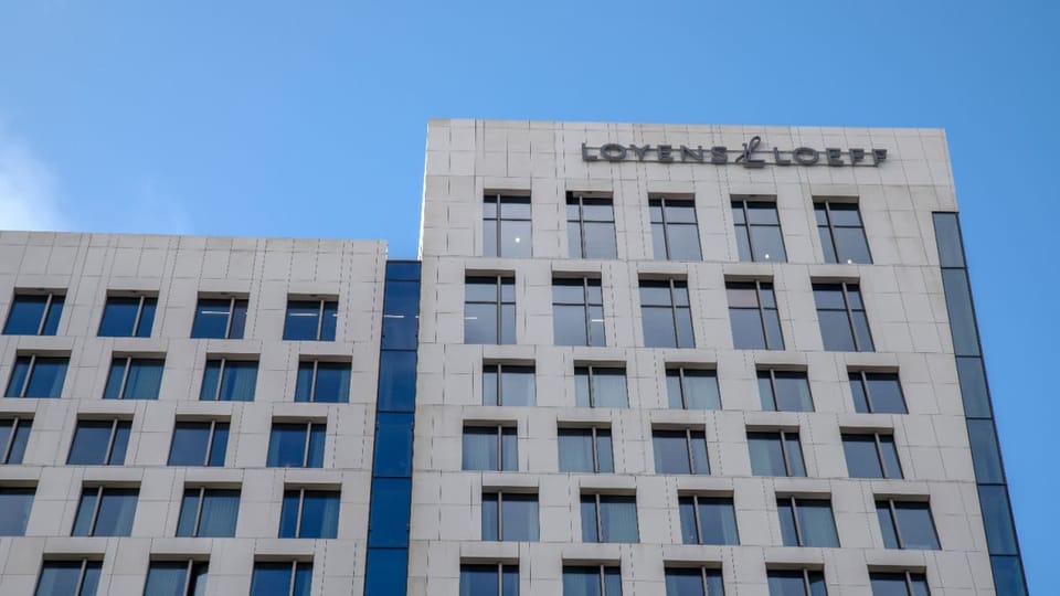 Een afbeelding van het Loyens en Loeff kantoor in Amsterdam, waar een BCNL even zal plaatsvinden op 13 november 2025