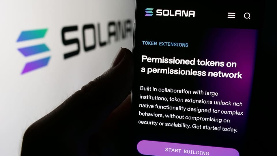 Een afbeelding van het Solana netwerk met op de achtergrond het logo van Solana en de munt SOL
