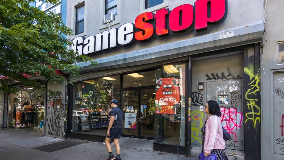 Een afbeelding van het gamingketen GameStop, waarvan het aandeel door een groep investeerders plotseling gigantisch omhoog werd gedrukt