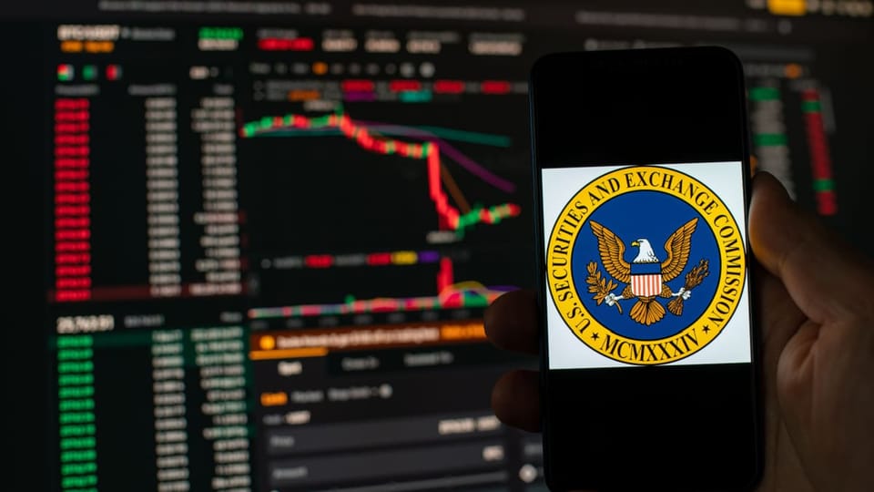 Een afbeelding van het logo van de Amerikaanse financiële waakhond, de SEC, bij een koers die crasht van bitcoin of een andere crypto of aandeel