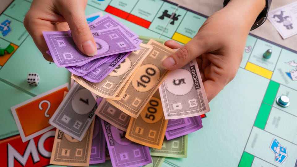 Foto van Monopoly spel en geld