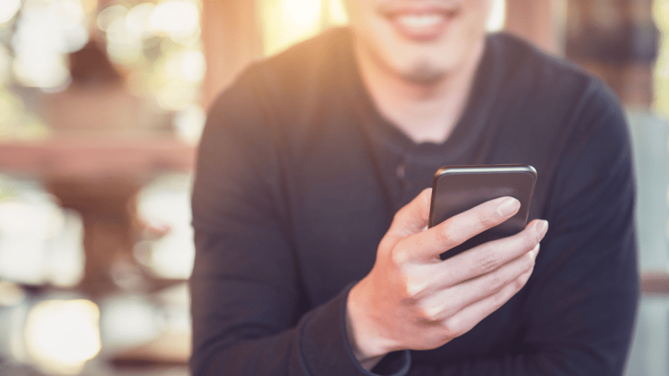 Man op mobiele telefoon