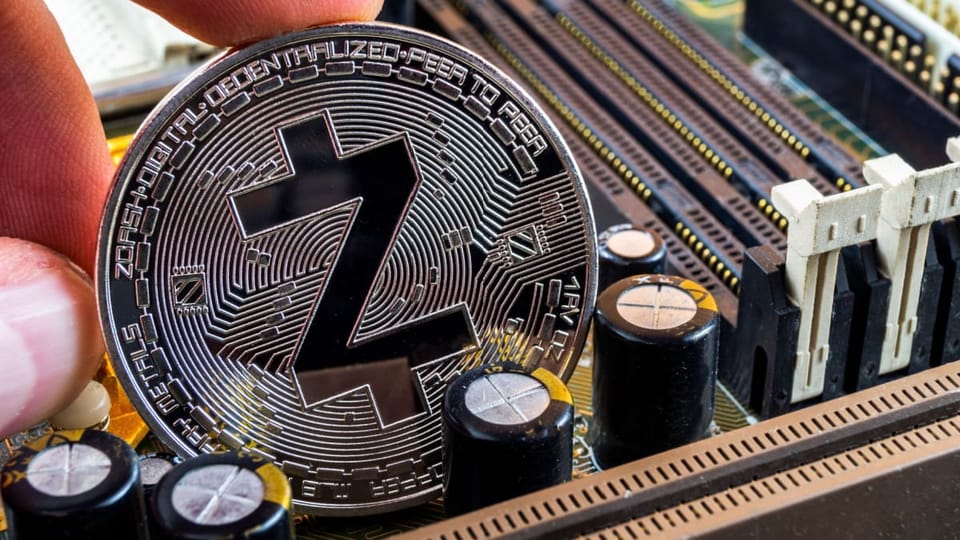 Een afbeelding van cryptomunt Zcash bij een groot moederbord