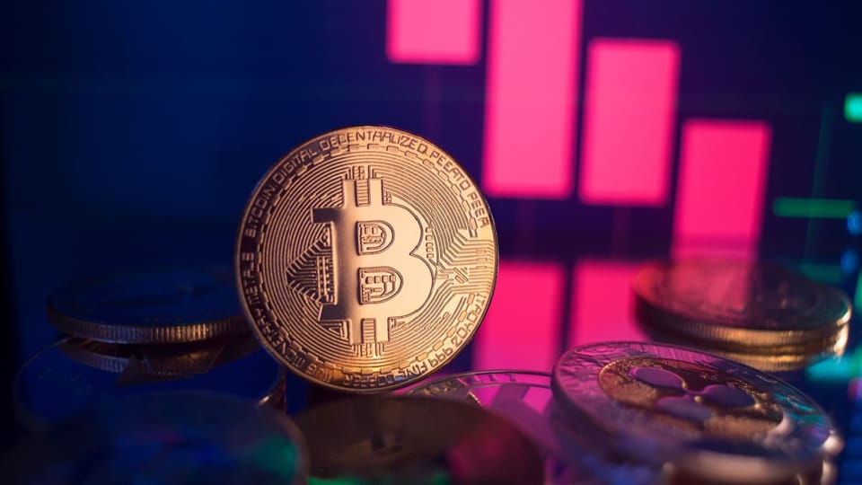 Een afbeelding van een bitcoin (BTC) munt met een dalende rode koers op de achtergrond