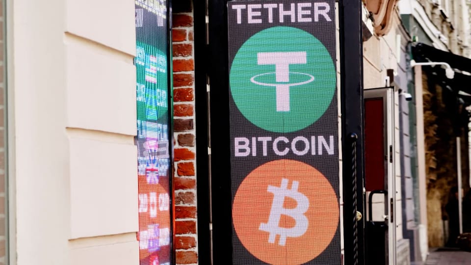 Een afbeelding van tether en bitcoin (USDT en BTC) samen op een uithangbord