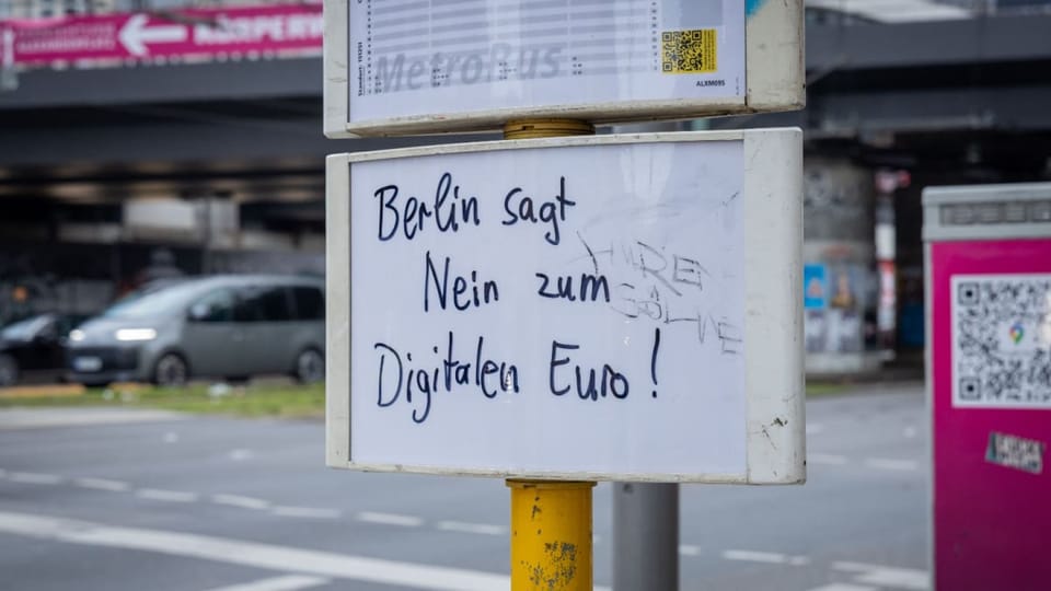Een foto van een protest tegen de digitale euro op een bord in Berlijn