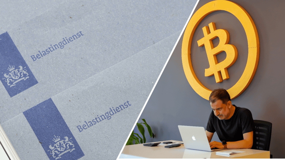 Belastingdienst enveloppen en man achter laptop