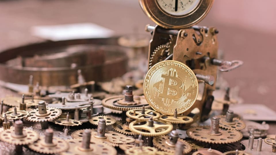 Een afbeelding van een bitcoin (BTC) tussen een aantal radarwerken