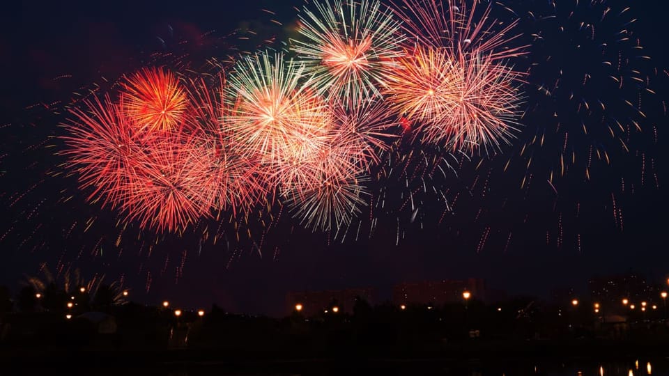 Een afbeelding van vuurwerk van het nieuwe jaar tijdens oud en nieuw