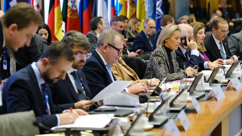 Een afbeelding van Europese en internationale diplomaten op een conferentie in Brussel