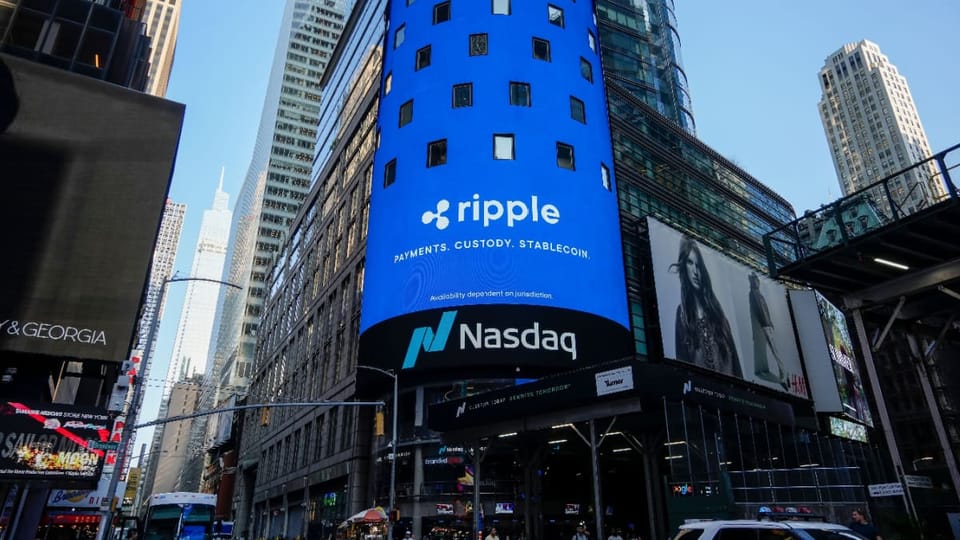 Een afbeelding van Ripple, het bedrijf achter XRP, op het billboard van de Nasdaq