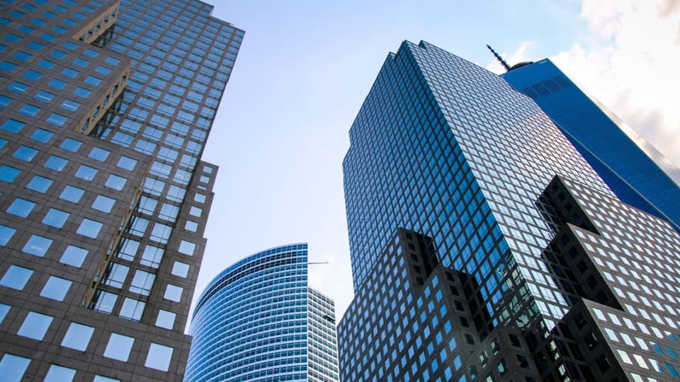 Een afbeelding van verschillende grote wolkenkrabbers in New York