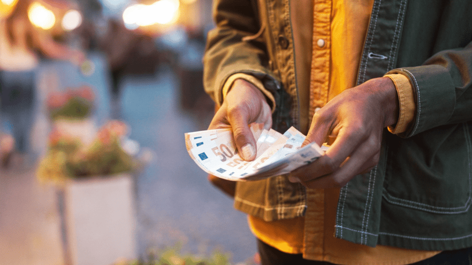 Man met euro biljetten in hand
