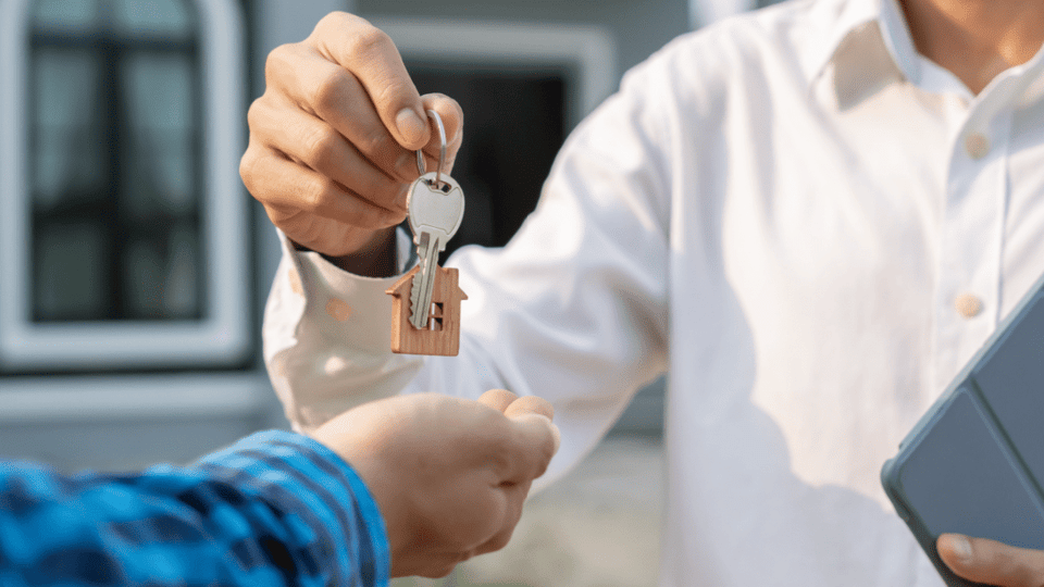Man overhandigt huissleutels