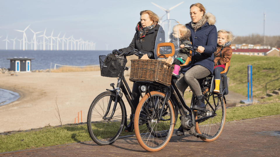 Moeders op fietsen